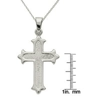 Privjesak u obliku križa izrađen je od čistog srebra, poliranog i teksturiranog, s lančanim kabelom.