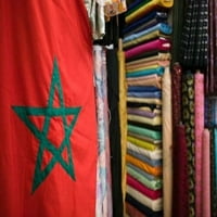 Marokanska zastava, Marakeški bazari, Marakeš, Maroko ispis plakata Volt Bibikova
